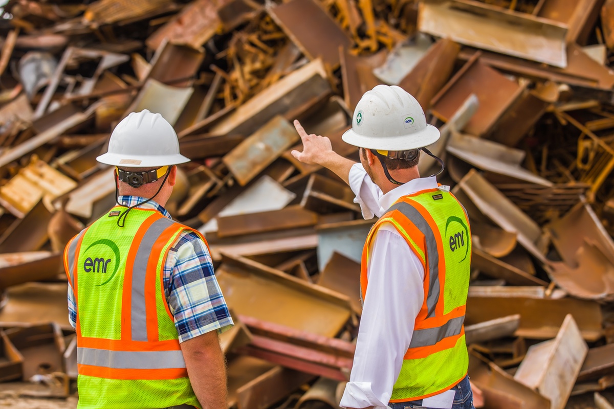 فريق عمل يشرف على عمليات الخردة